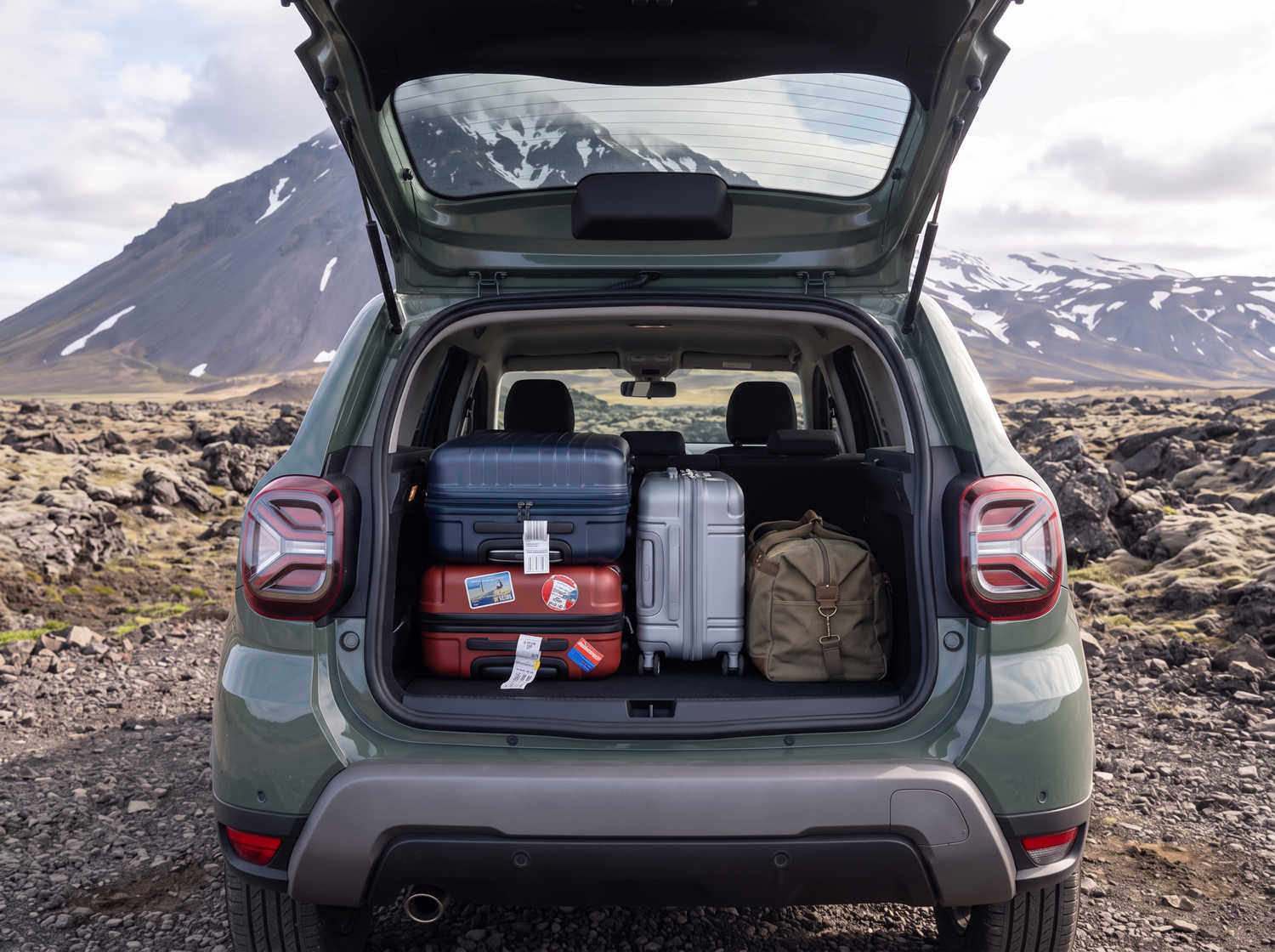Dacia Duster. Un vehículo de alquiler fiable en Islandia, diseñado para conducir fuera de carretera y en caminos de grava, ideal para explorar áreas remotas y enfrentar las condiciones climáticas islandesas.