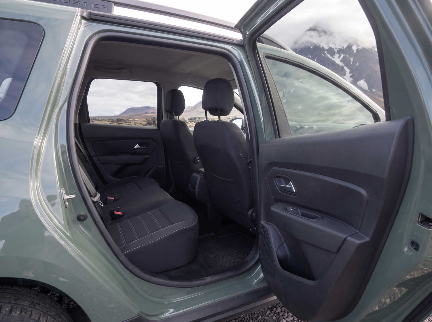 Dacia Duster. Un vehículo de alquiler fiable en Islandia, diseñado para conducir fuera de carretera y en caminos de grava, ideal para explorar áreas remotas y enfrentar las condiciones climáticas islandesas.