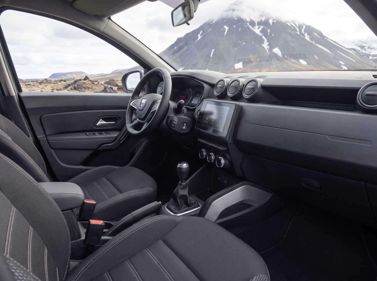 Dacia Duster. Un vehículo de alquiler fiable en Islandia, diseñado para conducir fuera de carretera y en caminos de grava, ideal para explorar áreas remotas y enfrentar las condiciones climáticas islandesas.