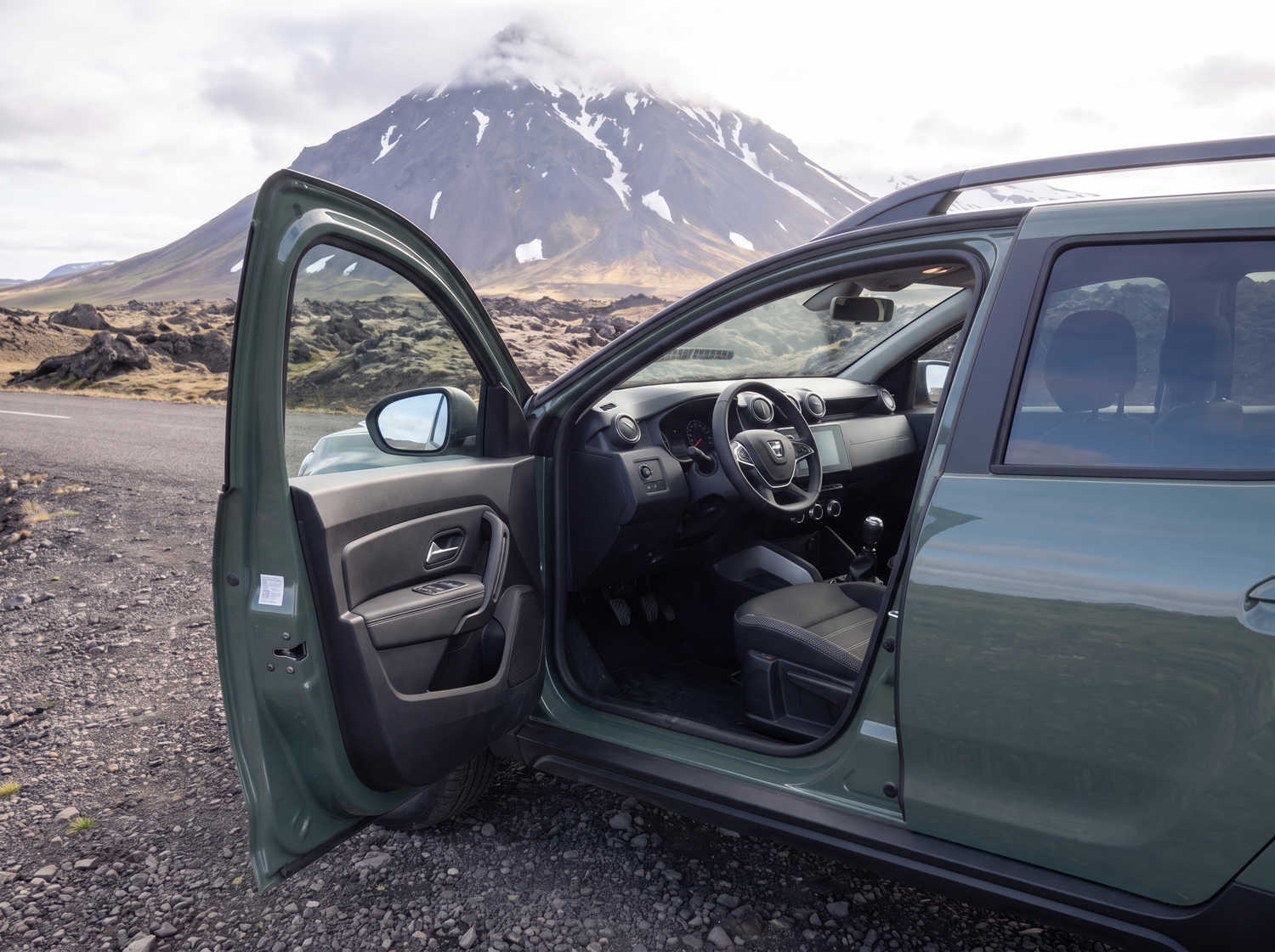 Dacia Duster. Un vehículo de alquiler fiable en Islandia, diseñado para conducir fuera de carretera y en caminos de grava, ideal para explorar áreas remotas y enfrentar las condiciones climáticas islandesas.