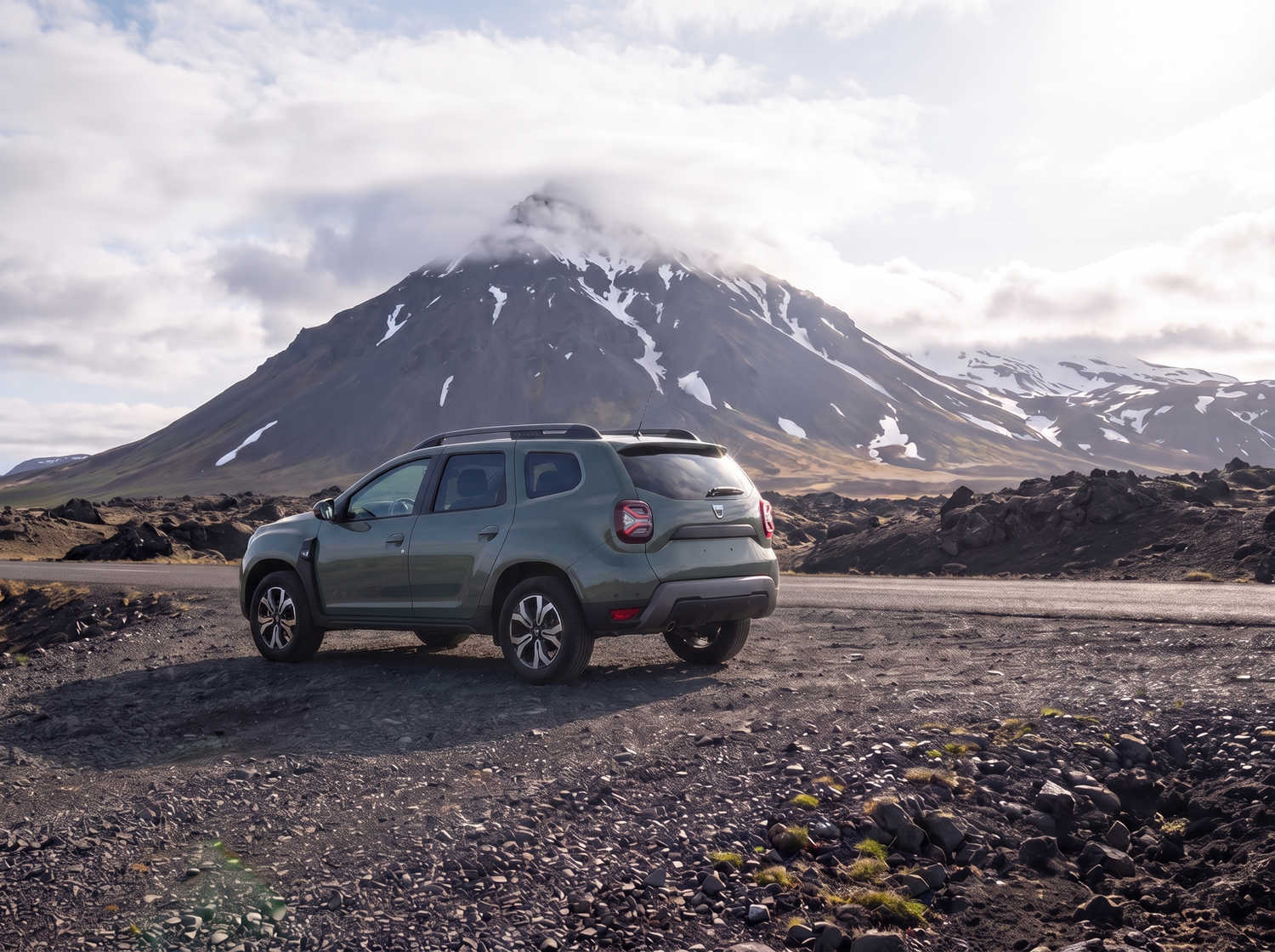 Dacia Duster. Un vehículo de alquiler fiable en Islandia, diseñado para conducir fuera de carretera y en caminos de grava, ideal para explorar áreas remotas y enfrentar las condiciones climáticas islandesas.