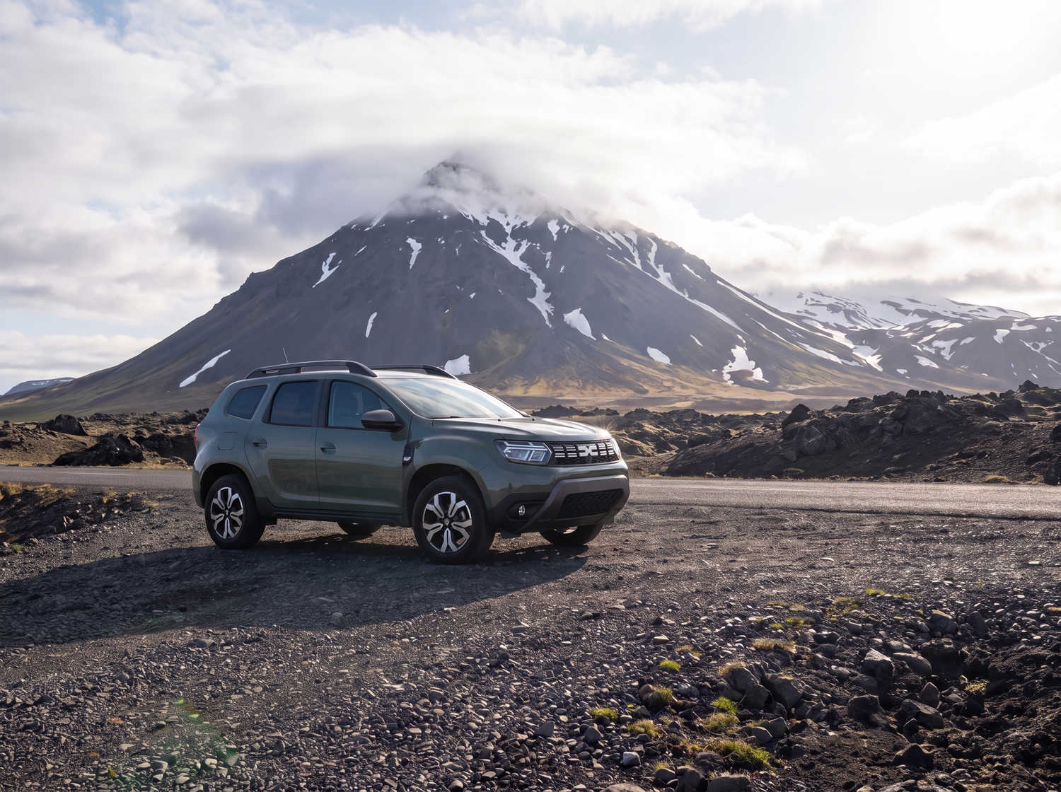 Dacia Duster. Un vehículo de alquiler fiable en Islandia, diseñado para conducir fuera de carretera y en caminos de grava, ideal para explorar áreas remotas y enfrentar las condiciones climáticas islandesas.