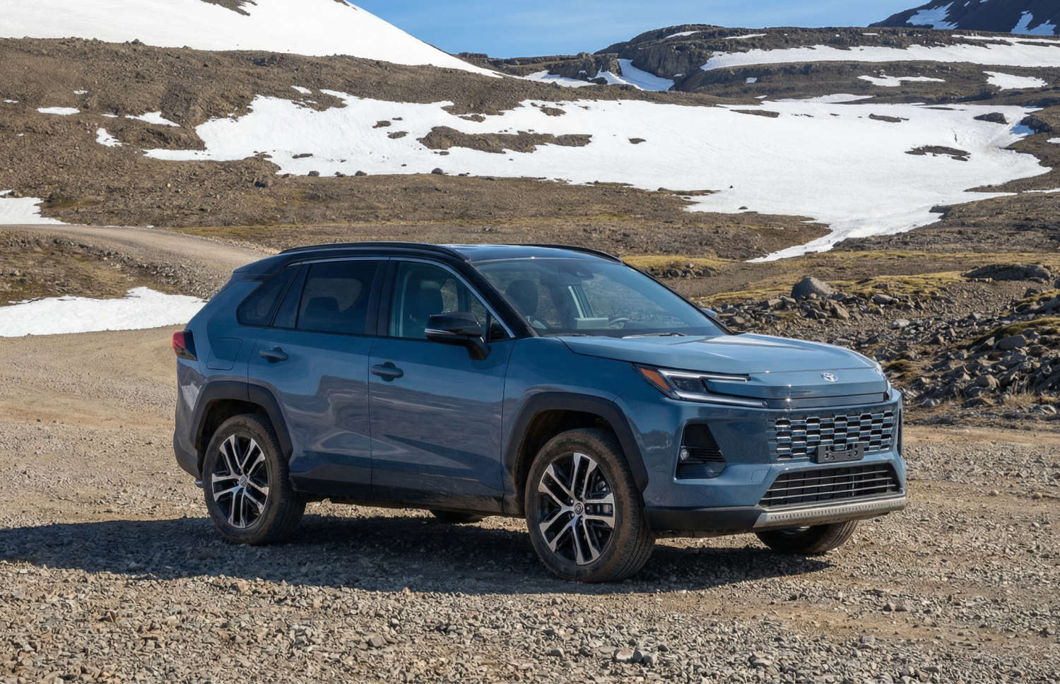 Toyota RAV4. Un SUV de alquiler robusto, ideal para explorar los terrenos accidentados de Islandia, incluidas carreteras de montaña, rutas F y zonas remotas, con seguro de daños por colisión para mayor tranquilidad.