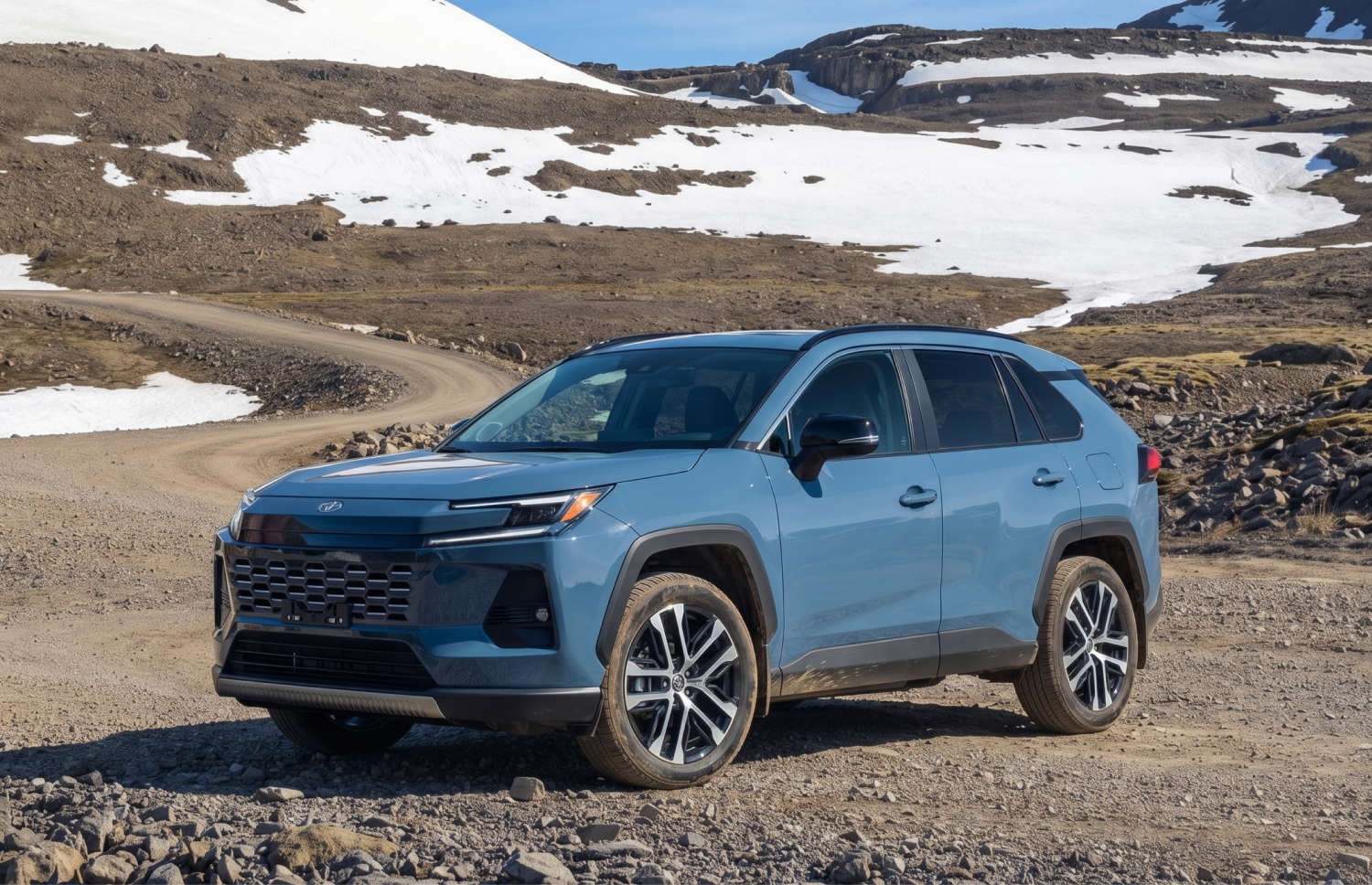 Toyota RAV4. Un SUV de alquiler robusto, ideal para explorar los terrenos accidentados de Islandia, incluidas carreteras de montaña, rutas F y zonas remotas, con seguro de daños por colisión para mayor tranquilidad.