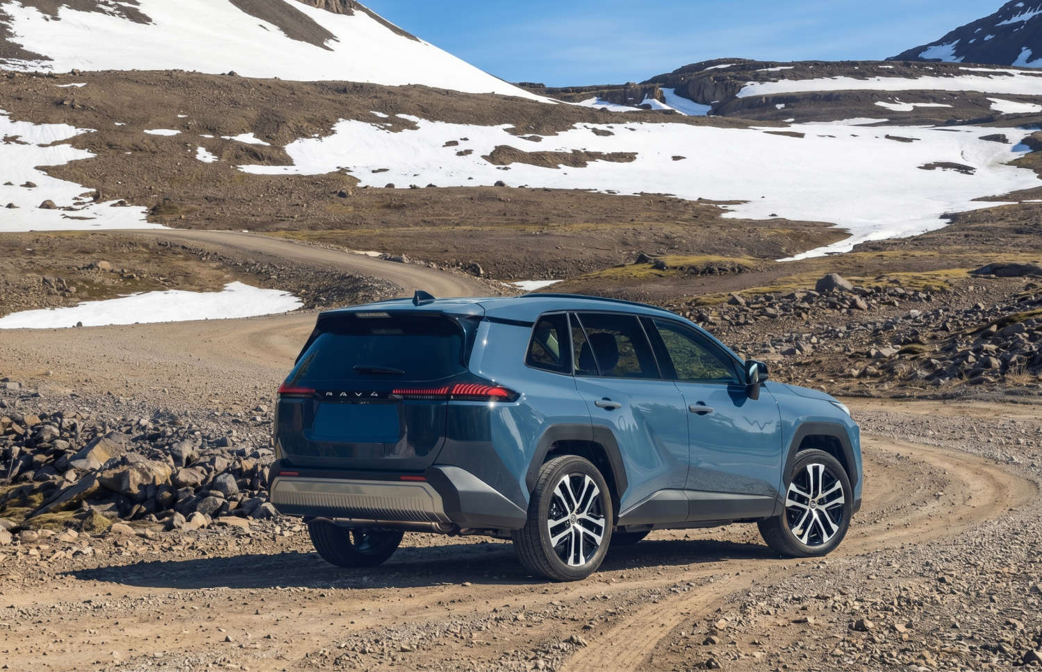 Toyota RAV4. Un SUV de alquiler robusto, ideal para explorar los terrenos accidentados de Islandia, incluidas carreteras de montaña, rutas F y zonas remotas, con seguro de daños por colisión para mayor tranquilidad.