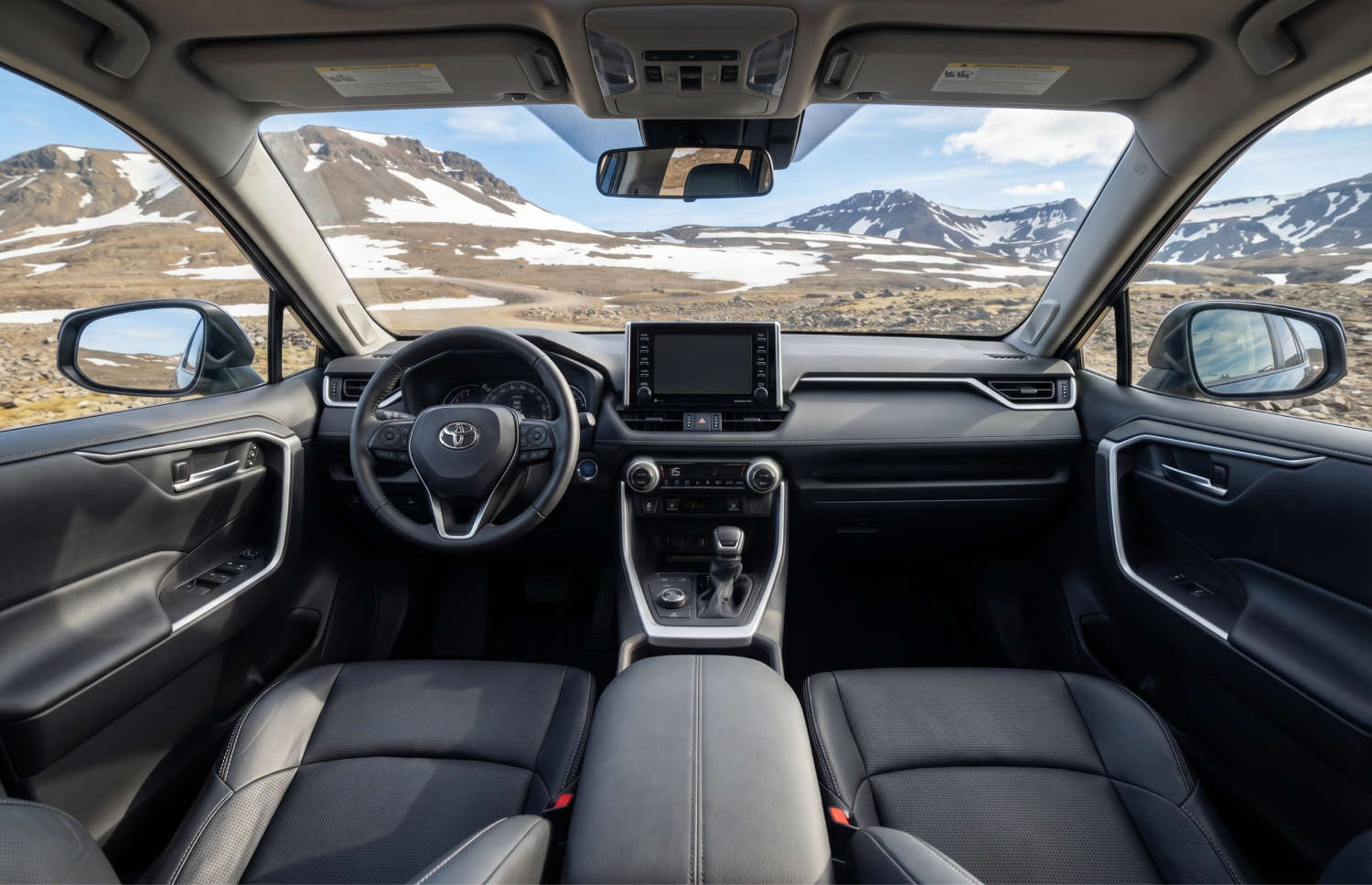 Toyota RAV4. Un SUV de alquiler robusto, ideal para explorar los terrenos accidentados de Islandia, incluidas carreteras de montaña, rutas F y zonas remotas, con seguro de daños por colisión para mayor tranquilidad.