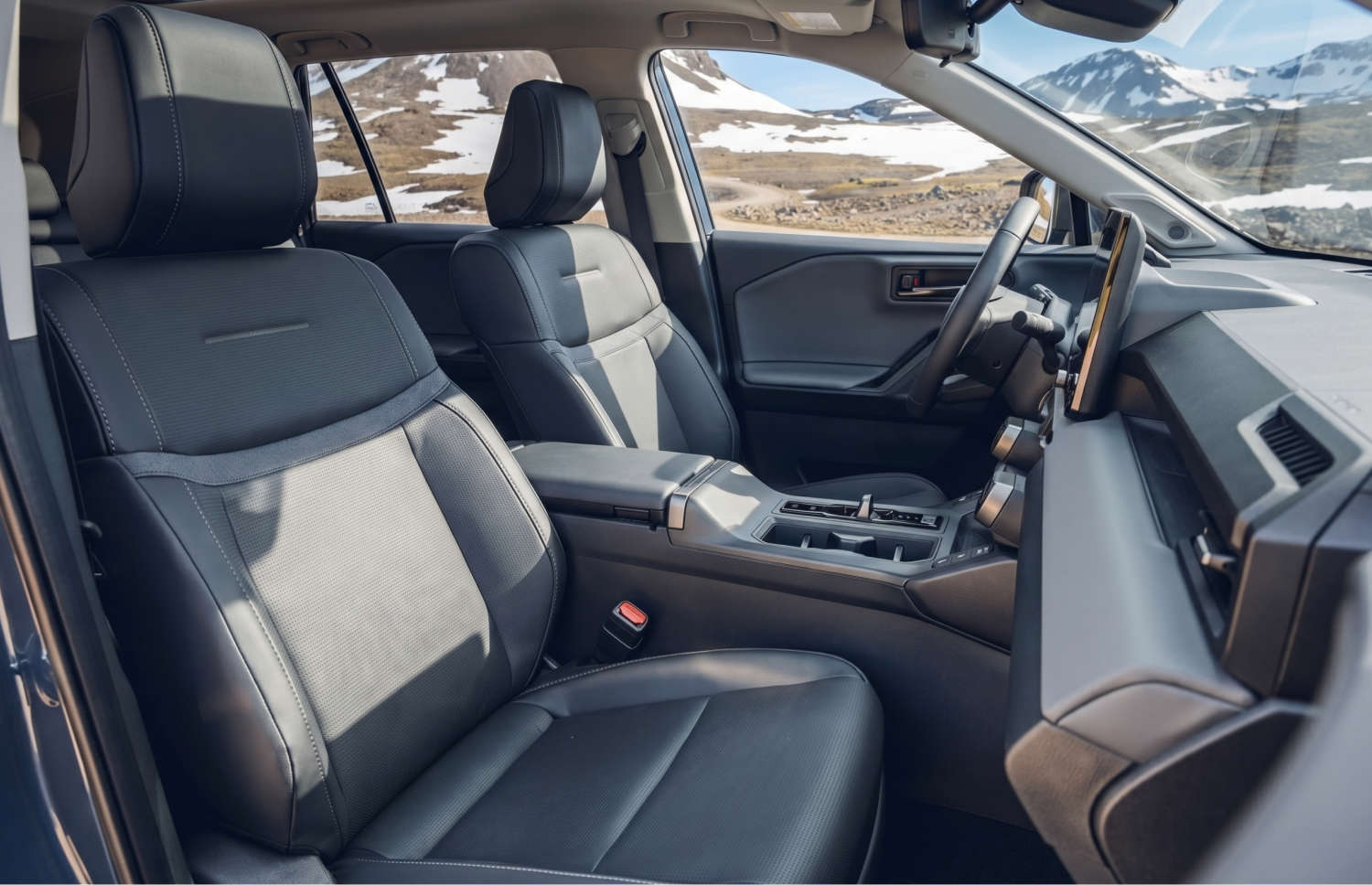 Toyota RAV4. Un SUV de alquiler robusto, ideal para explorar los terrenos accidentados de Islandia, incluidas carreteras de montaña, rutas F y zonas remotas, con seguro de daños por colisión para mayor tranquilidad.