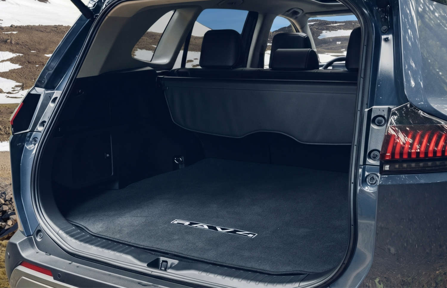 Toyota RAV4. Un SUV de alquiler robusto, ideal para explorar los terrenos accidentados de Islandia, incluidas carreteras de montaña, rutas F y zonas remotas, con seguro de daños por colisión para mayor tranquilidad.