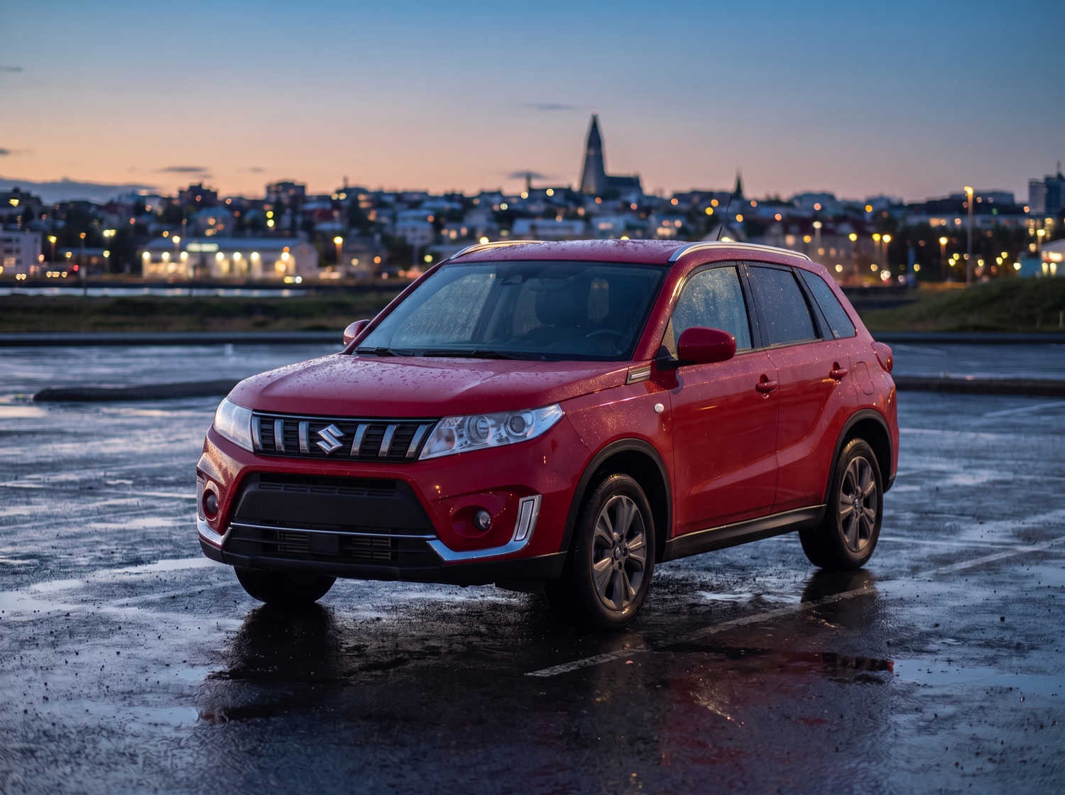Suzuki Vitara. Ideal para recorrer las carreteras de las tierras altas de Islandia y caminos de grava, este vehículo de alquiler ofrece todo el espacio necesario para un viaje por carretera sin problemas en Islandia.