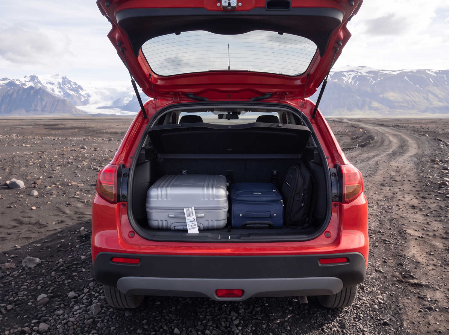 Suzuki Vitara. Ideal para recorrer las carreteras de las tierras altas de Islandia y caminos de grava, este vehículo de alquiler ofrece todo el espacio necesario para un viaje por carretera sin problemas en Islandia.
