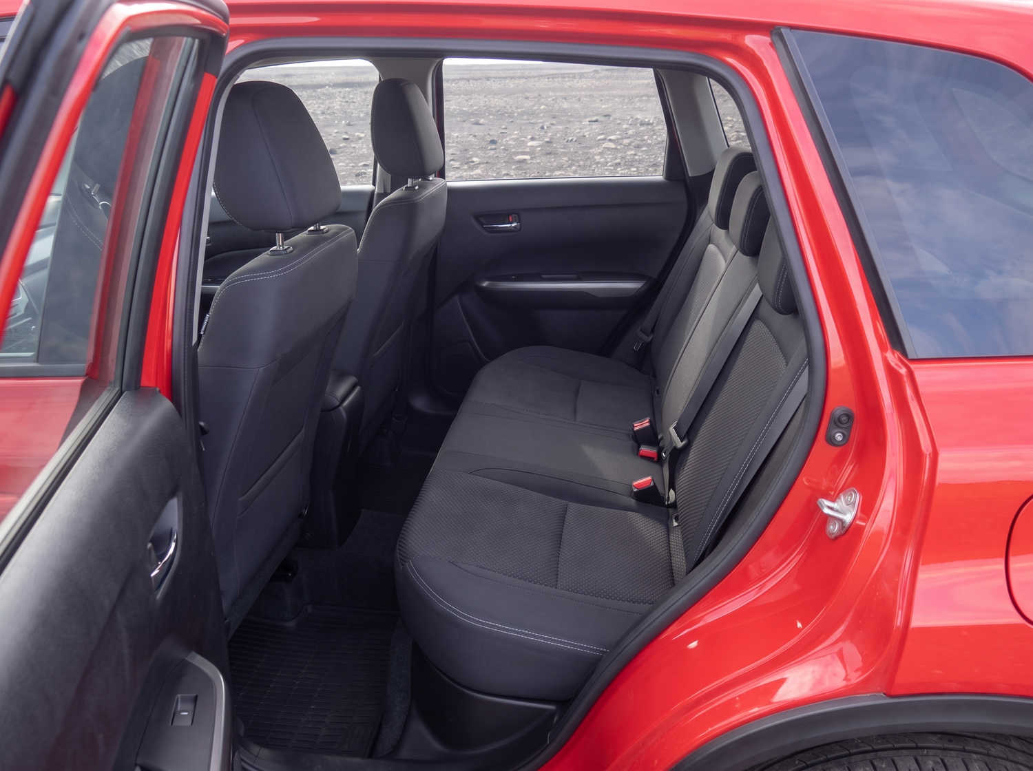 Suzuki Vitara. Ideal para recorrer las carreteras de las tierras altas de Islandia y caminos de grava, este vehículo de alquiler ofrece todo el espacio necesario para un viaje por carretera sin problemas en Islandia.