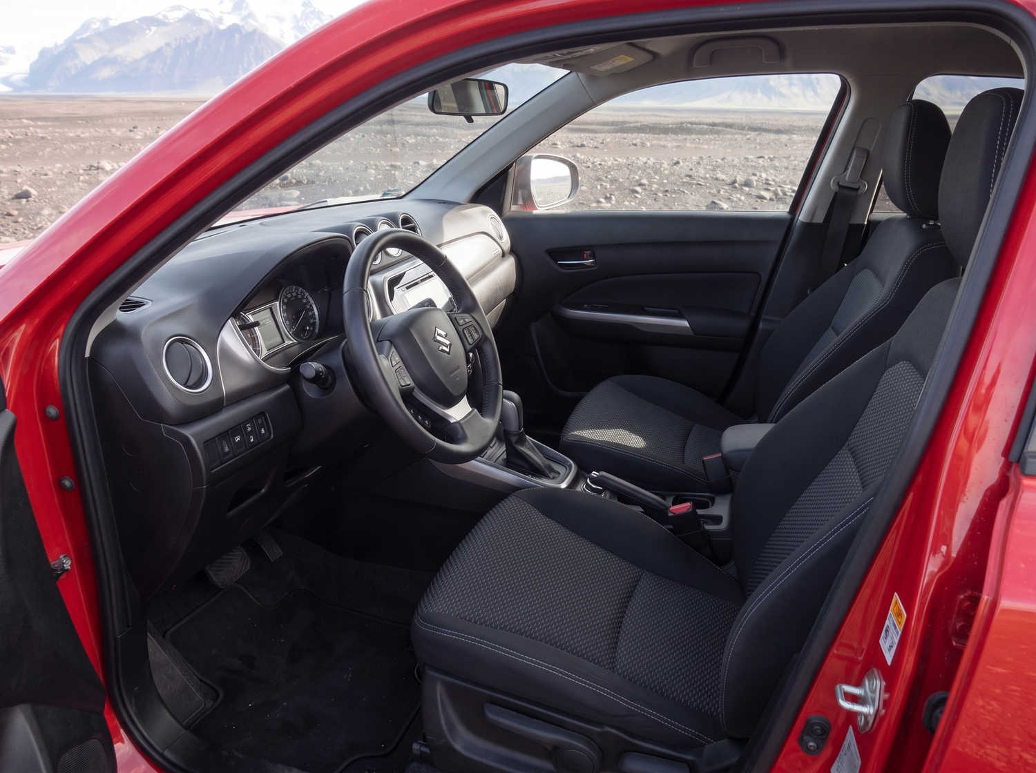 Suzuki Vitara. Ideal para recorrer las carreteras de las tierras altas de Islandia y caminos de grava, este vehículo de alquiler ofrece todo el espacio necesario para un viaje por carretera sin problemas en Islandia.