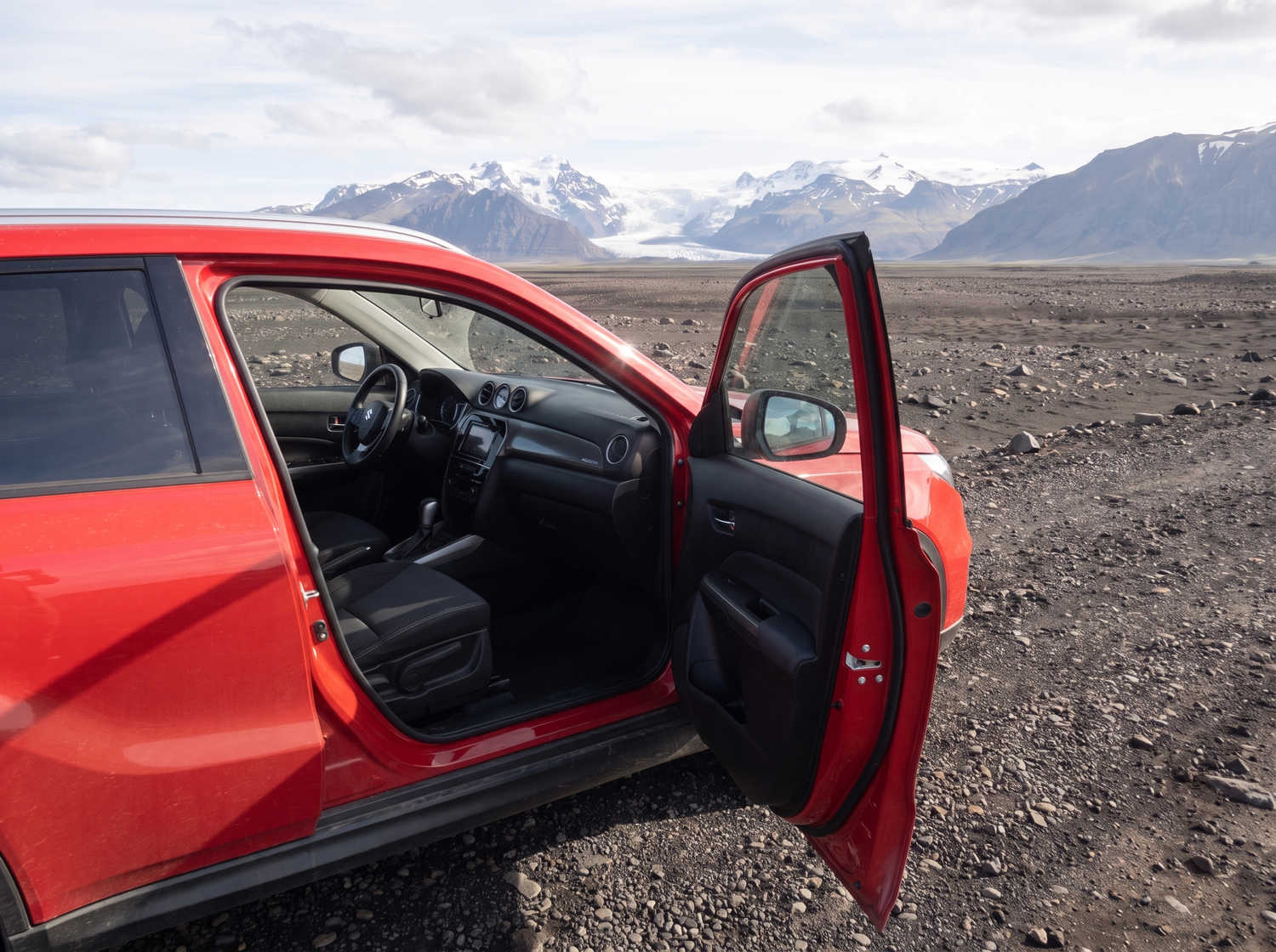Suzuki Vitara. Ideal para recorrer las carreteras de las tierras altas de Islandia y caminos de grava, este vehículo de alquiler ofrece todo el espacio necesario para un viaje por carretera sin problemas en Islandia.