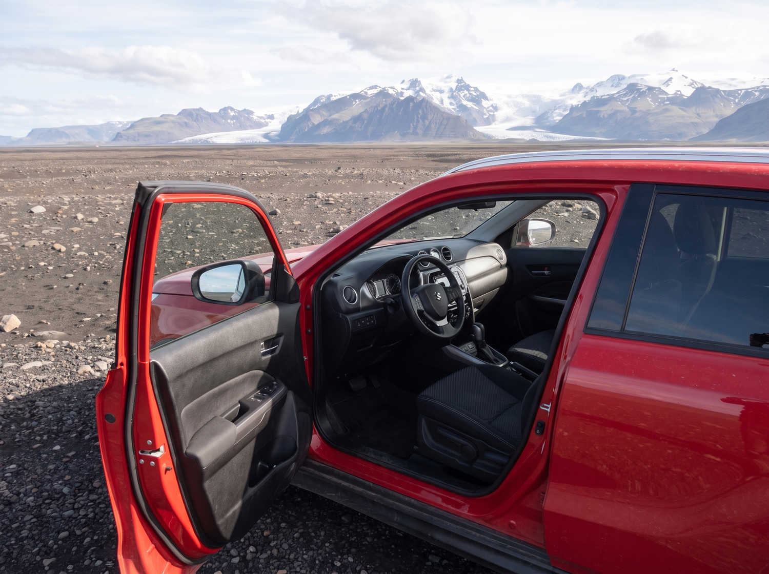 Suzuki Vitara. Ideal para recorrer las carreteras de las tierras altas de Islandia y caminos de grava, este vehículo de alquiler ofrece todo el espacio necesario para un viaje por carretera sin problemas en Islandia.