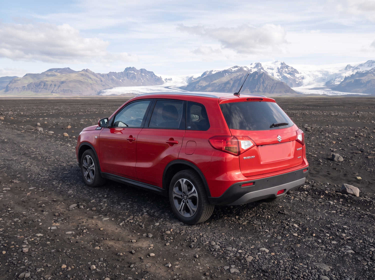 Suzuki Vitara. Ideal para recorrer las carreteras de las tierras altas de Islandia y caminos de grava, este vehículo de alquiler ofrece todo el espacio necesario para un viaje por carretera sin problemas en Islandia.