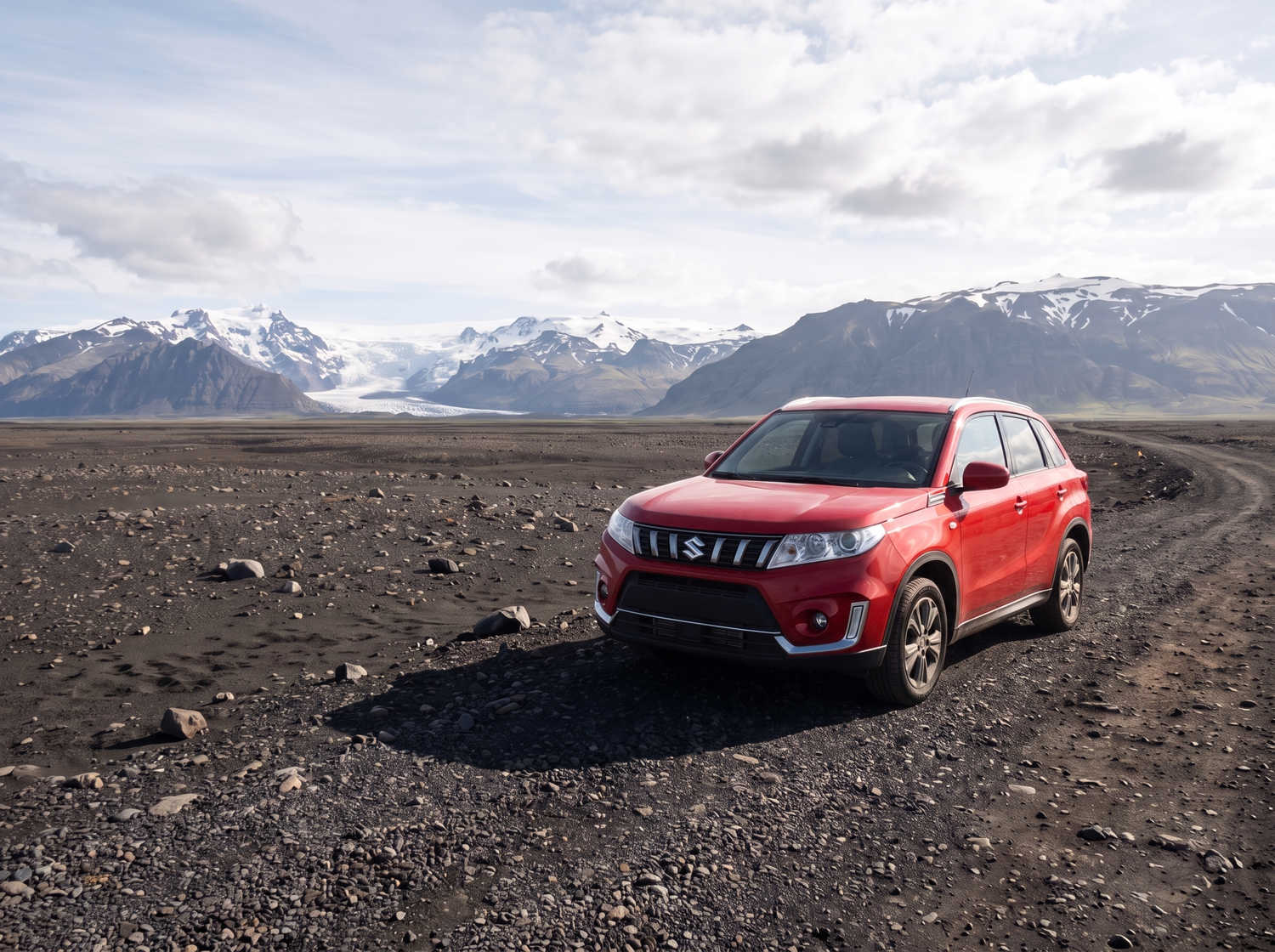 Suzuki Vitara. Ideal para recorrer las carreteras de las tierras altas de Islandia y caminos de grava, este vehículo de alquiler ofrece todo el espacio necesario para un viaje por carretera sin problemas en Islandia.
