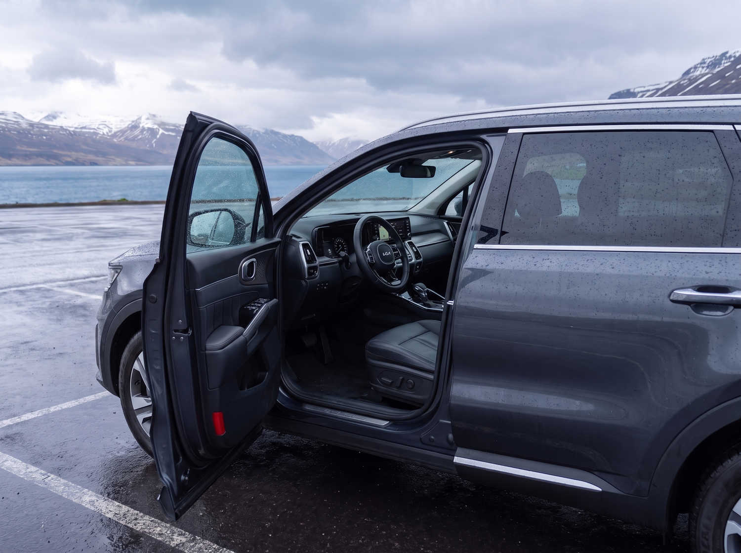 Kia Sorento. Un vehículo de alquiler 4x4 espacioso y confiable en Islandia, diseñado para una conducción suave en caminos de grava, rutas F y terrenos al aire libre, con amplio espacio para pasajeros y equipaje.