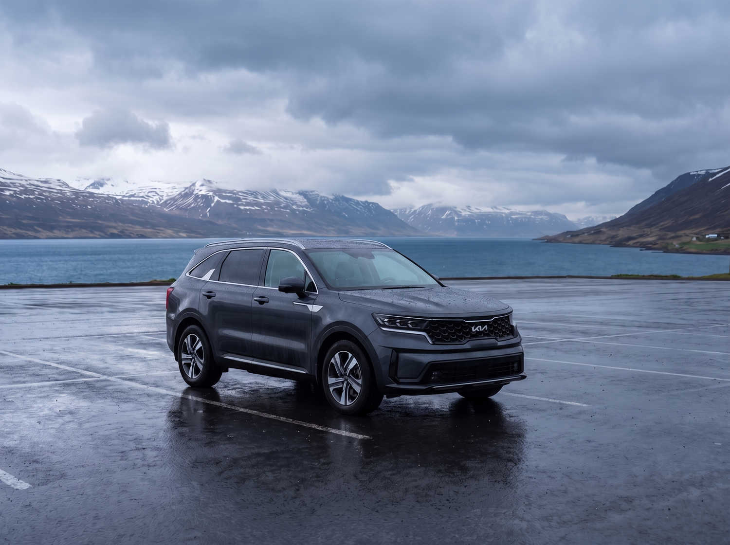 Kia Sorento. Un vehículo de alquiler 4x4 espacioso y confiable en Islandia, diseñado para una conducción suave en caminos de grava, rutas F y terrenos al aire libre, con amplio espacio para pasajeros y equipaje.