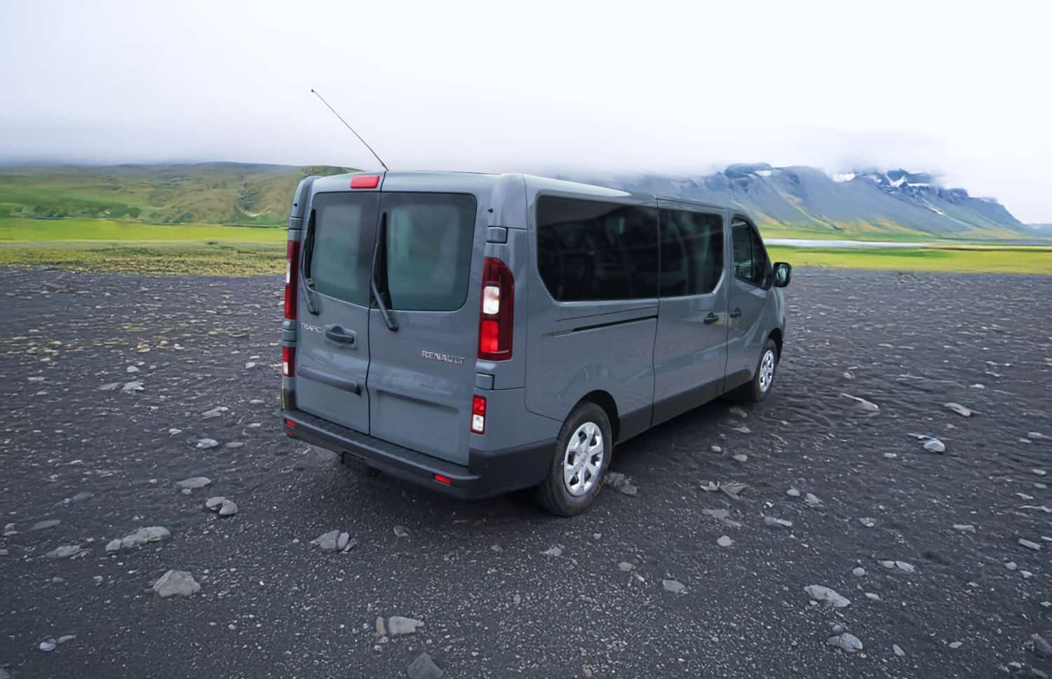 Renault Trafic roja de 9 plazas con transmisión manual, asientos calefactables, Bluetooth y cargador USB; ideal para viajes en grupo por Islandia.