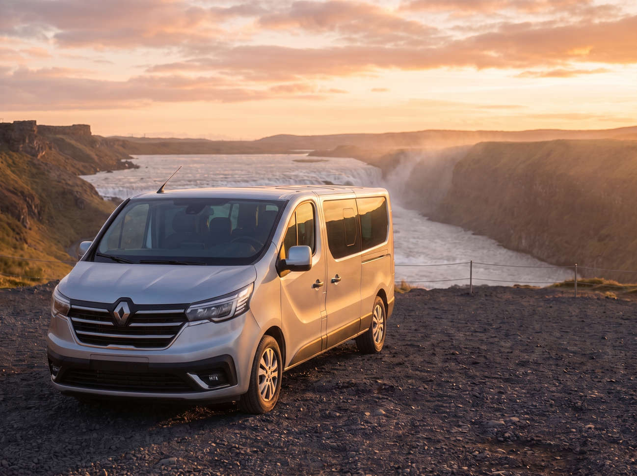 Renault Trafic roja de 9 plazas con transmisión manual, asientos calefactables, Bluetooth y cargador USB; ideal para viajes en grupo por Islandia.