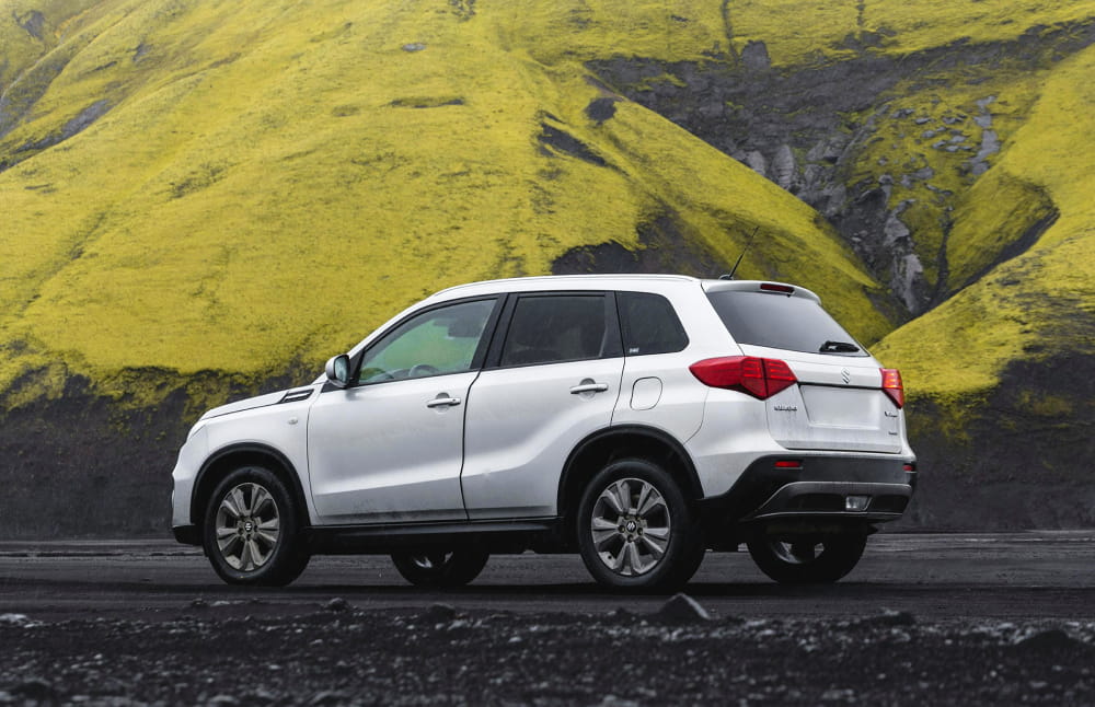Suzuki Vitara MT. Este robusto vehículo de alquiler 4x4 ofrece una experiencia de conducción ideal en carreteras de grava y desafiantes rutas F en Islandia, con un período mínimo de alquiler.