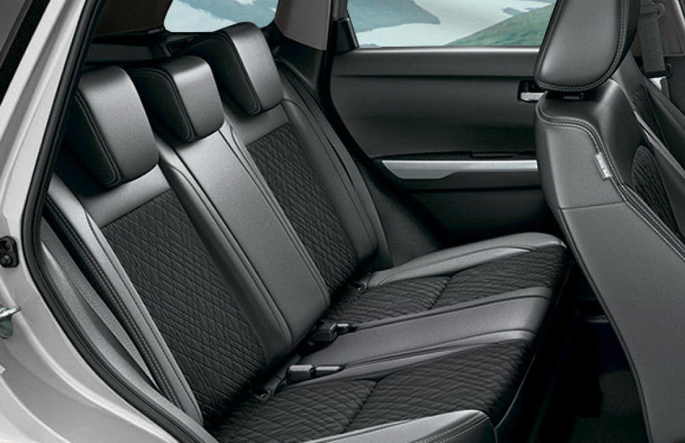 Suzuki Vitara MT. Este robusto vehículo de alquiler 4x4 ofrece una experiencia de conducción ideal en carreteras de grava y desafiantes rutas F en Islandia, con un período mínimo de alquiler.