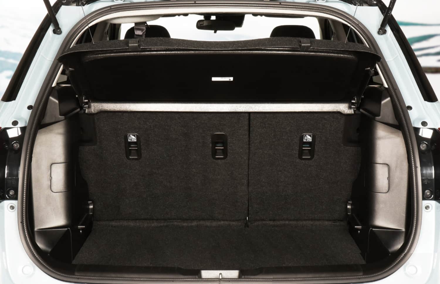 Suzuki Vitara MT. Este robusto vehículo de alquiler 4x4 ofrece una experiencia de conducción ideal en carreteras de grava y desafiantes rutas F en Islandia, con un período mínimo de alquiler.