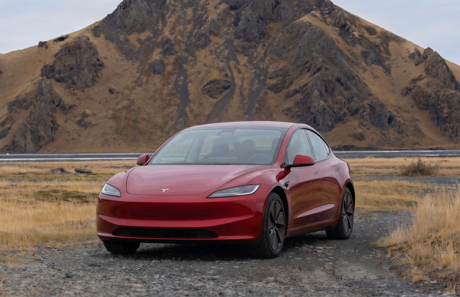 Tesla Model 3 blanco, sedán eléctrico con transmisión automática, GPS, cámara de reversa, asientos calefactables y espacio para 5 pasajeros en Islandia.