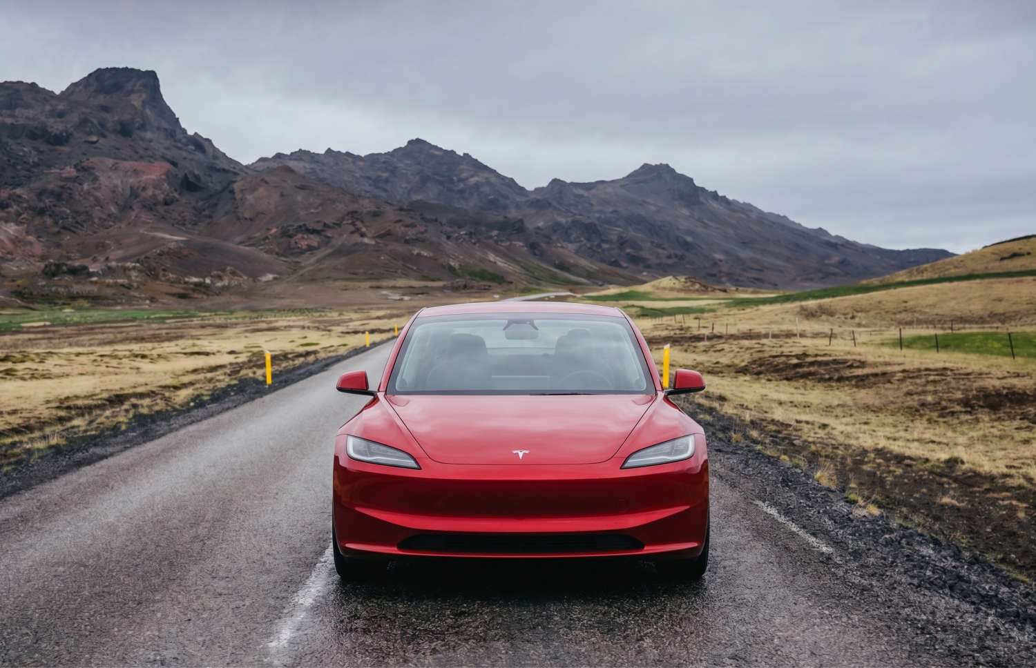 Tesla Model 3 blanco, sedán eléctrico con transmisión automática, GPS, cámara de reversa, asientos calefactables y espacio para 5 pasajeros en Islandia.