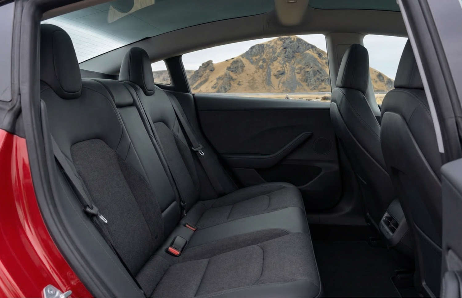 Tesla Model 3 blanco, sedán eléctrico con transmisión automática, GPS, cámara de reversa, asientos calefactables y espacio para 5 pasajeros en Islandia.