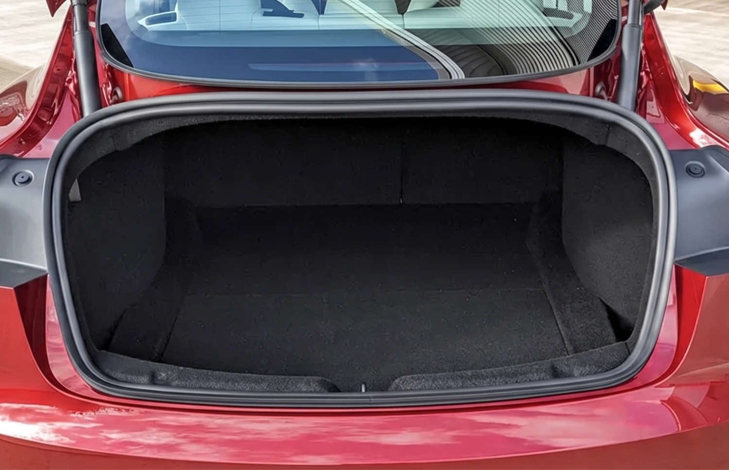 Tesla Model 3 blanco, sedán eléctrico con transmisión automática, GPS, cámara de reversa, asientos calefactables y espacio para 5 pasajeros en Islandia.