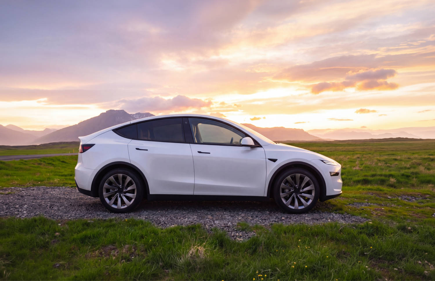 Tesla Model Y azul, SUV eléctrico con transmisión automática, GPS, cámara de reversa, asientos calefactables y espacio para 5 pasajeros y 2 maletas en Islandia.