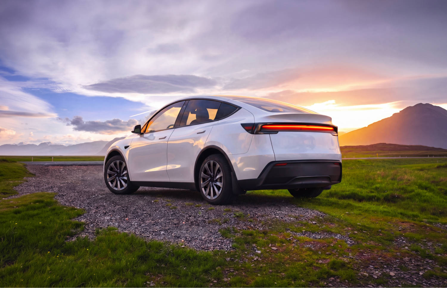 Tesla Model Y azul, SUV eléctrico con transmisión automática, GPS, cámara de reversa, asientos calefactables y espacio para 5 pasajeros y 2 maletas en Islandia.
