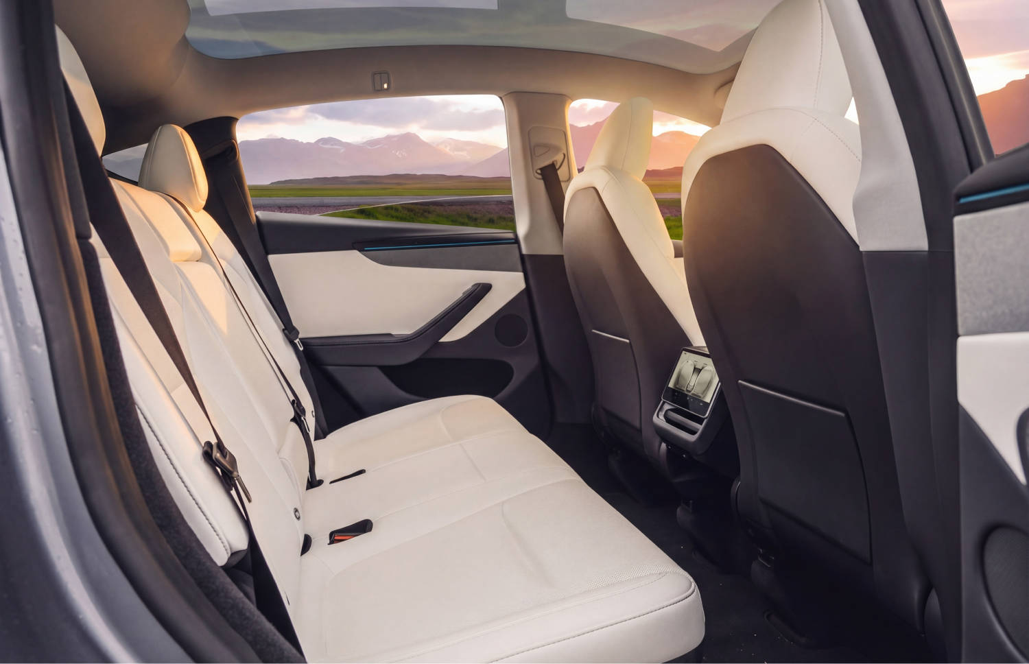 Tesla Model Y azul, SUV eléctrico con transmisión automática, GPS, cámara de reversa, asientos calefactables y espacio para 5 pasajeros y 2 maletas en Islandia.