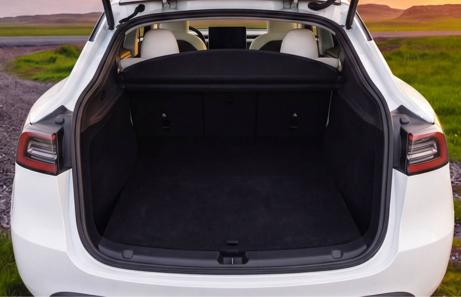 Tesla Model Y azul, SUV eléctrico con transmisión automática, GPS, cámara de reversa, asientos calefactables y espacio para 5 pasajeros y 2 maletas en Islandia.