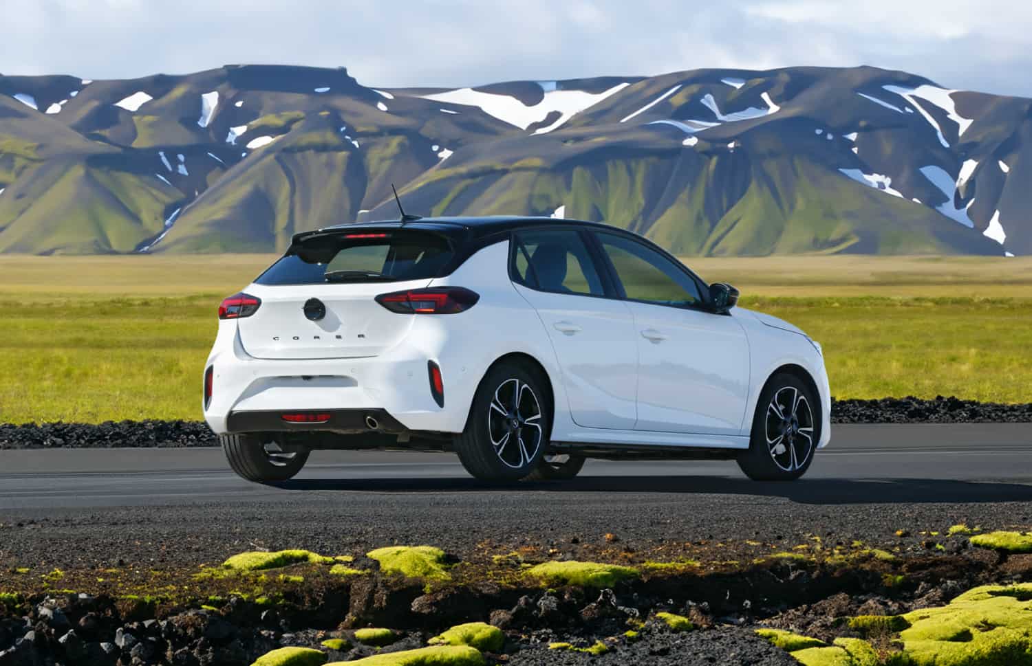 Opel Corsa Eléctrico azul con transmisión automática, capacidad para 4 personas, coche ecológico con USB, Bluetooth y asientos calefactables en Islandia.