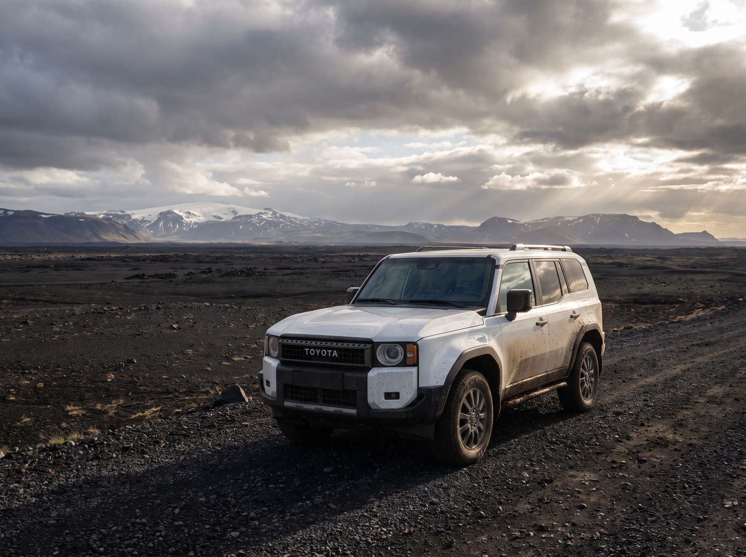 Toyota Land Cruiser 250 blanco, SUV 4x4 con transmisión automática, 7 plazas, cargador USB, Bluetooth y asientos calefactables; perfecto para aventuras off-road en Islandia.
