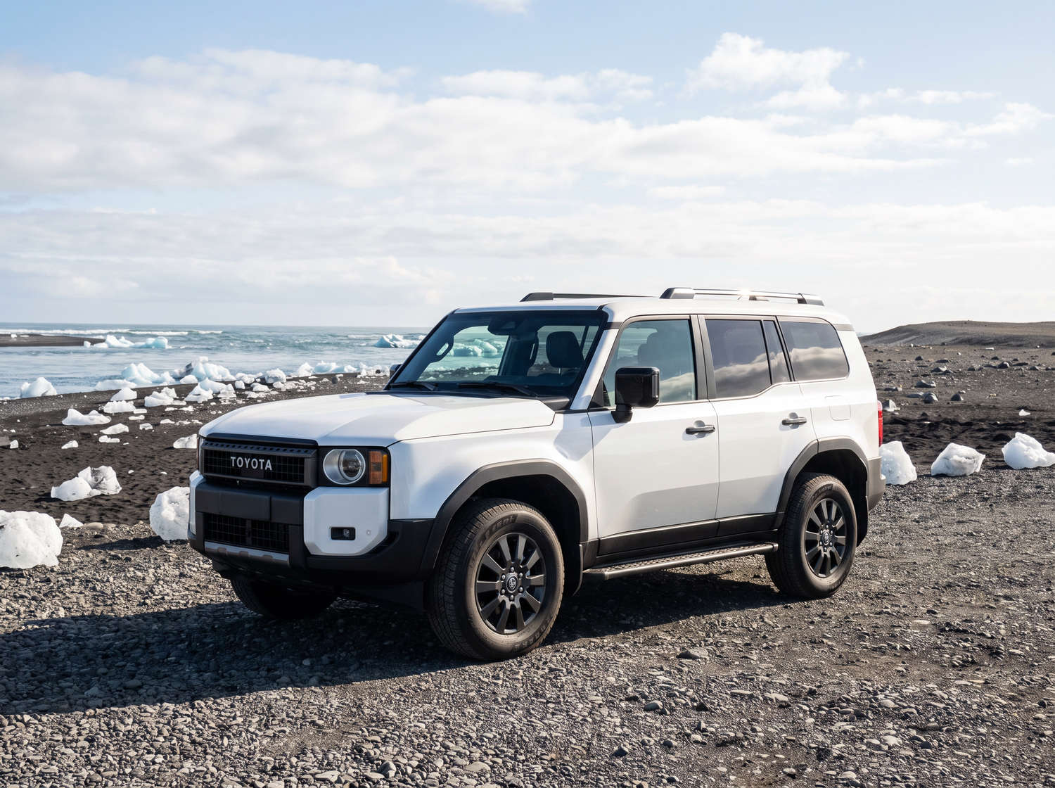 Toyota Land Cruiser 250 blanco, SUV 4x4 con transmisión automática, 7 plazas, cargador USB, Bluetooth y asientos calefactables; perfecto para aventuras off-road en Islandia.