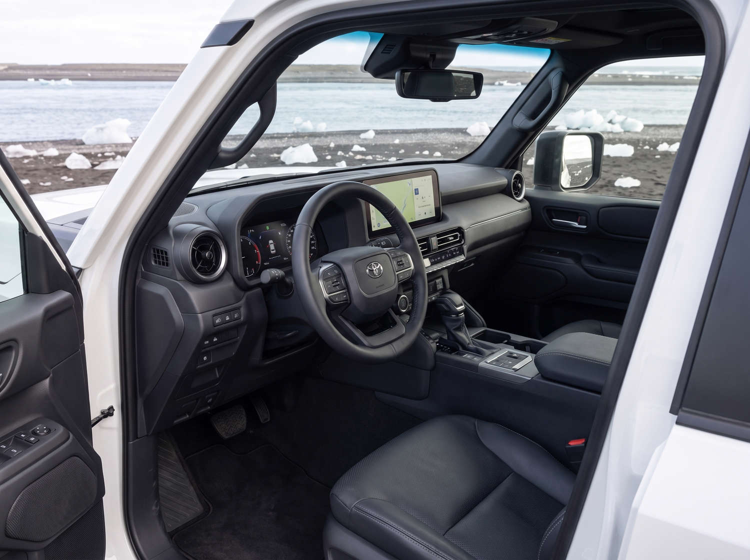 Toyota Land Cruiser 250 blanco, SUV 4x4 con transmisión automática, 7 plazas, cargador USB, Bluetooth y asientos calefactables; perfecto para aventuras off-road en Islandia.