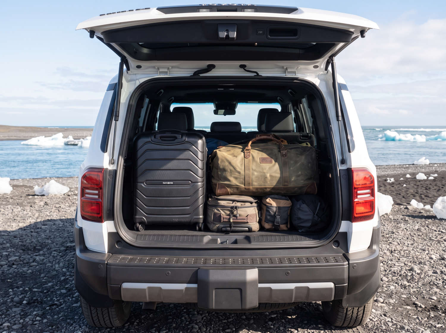 Toyota Land Cruiser 250 blanco, SUV 4x4 con transmisión automática, 7 plazas, cargador USB, Bluetooth y asientos calefactables; perfecto para aventuras off-road en Islandia.
