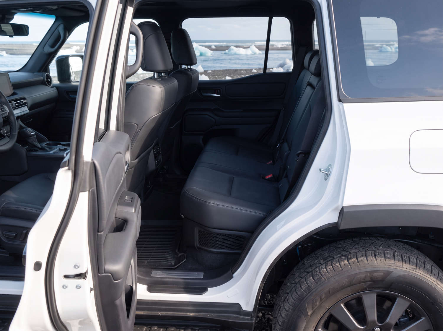 Toyota Land Cruiser 250 blanco, SUV 4x4 con transmisión automática, 7 plazas, cargador USB, Bluetooth y asientos calefactables; perfecto para aventuras off-road en Islandia.