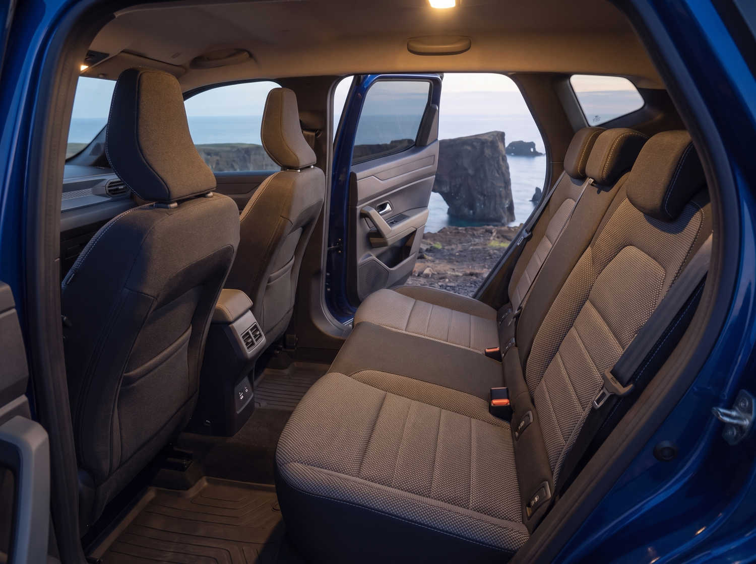 Dacia Bigster azul con transmisión manual y tracción en las cuatro ruedas, capacidad para 5 personas y 4 maletas, diseñado para las carreteras difíciles de Islandia con total comodidad.