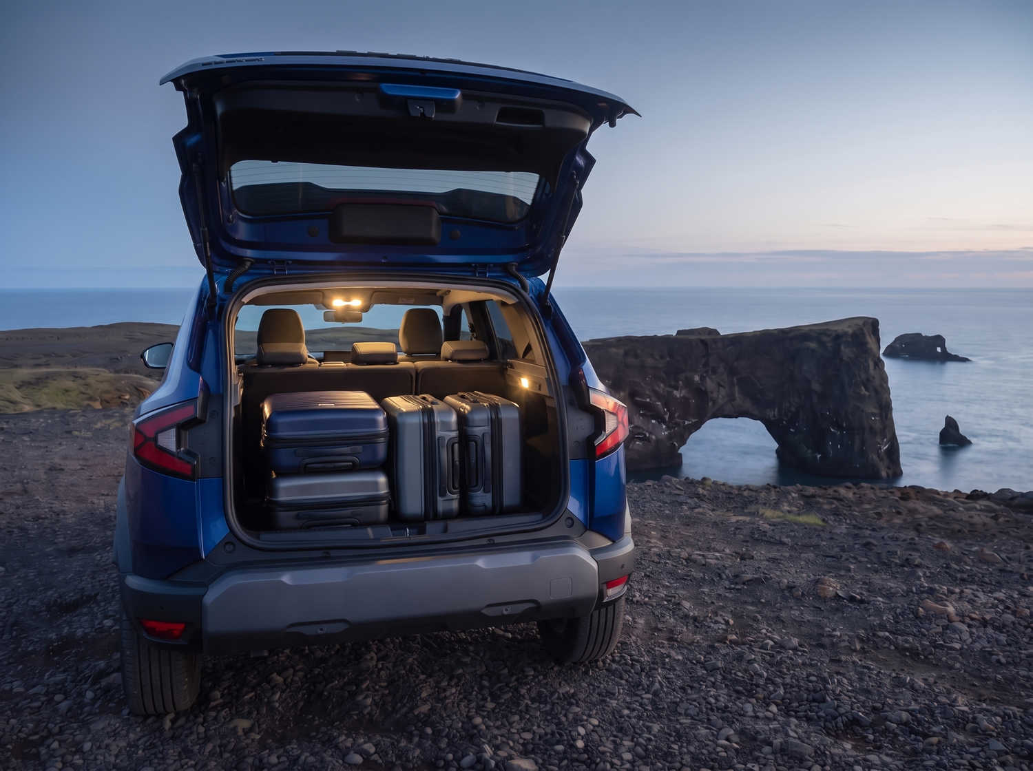 Dacia Bigster azul con transmisión manual y tracción en las cuatro ruedas, capacidad para 5 personas y 4 maletas, diseñado para las carreteras difíciles de Islandia con total comodidad.