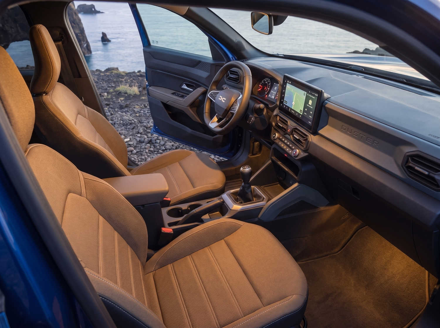 Dacia Bigster azul con transmisión manual y tracción en las cuatro ruedas, capacidad para 5 personas y 4 maletas, diseñado para las carreteras difíciles de Islandia con total comodidad.