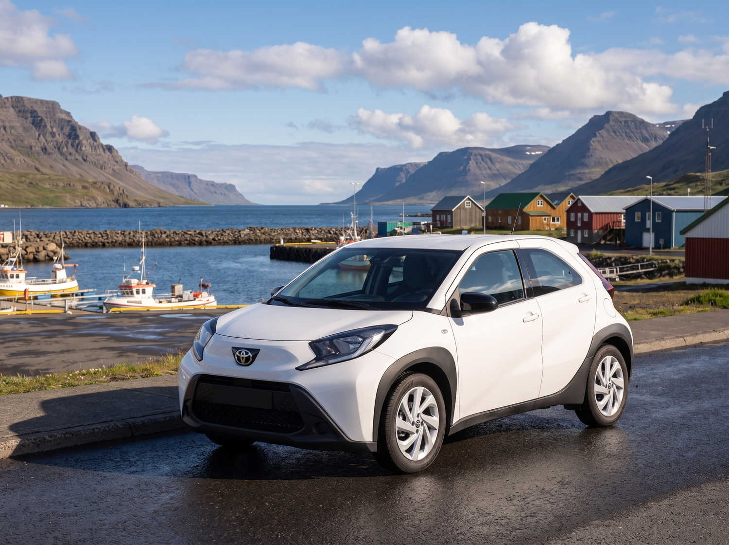 Toyota Aygo compacto en gris metálico con transmisión manual, perfecto para 4 pasajeros, ideal para conducir en ciudad en Islandia.