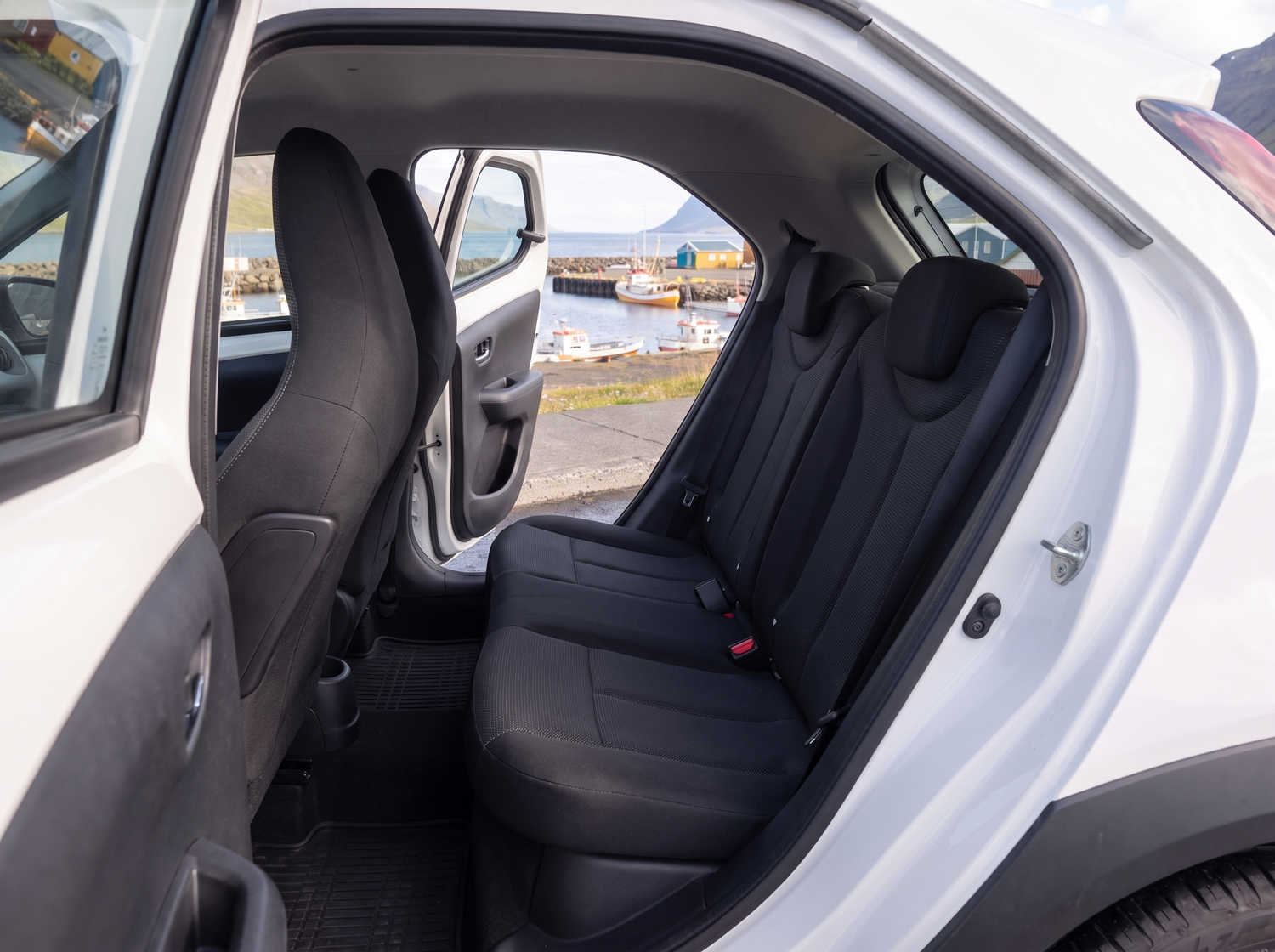 Toyota Aygo compacto en gris metálico con transmisión manual, perfecto para 4 pasajeros, ideal para conducir en ciudad en Islandia.