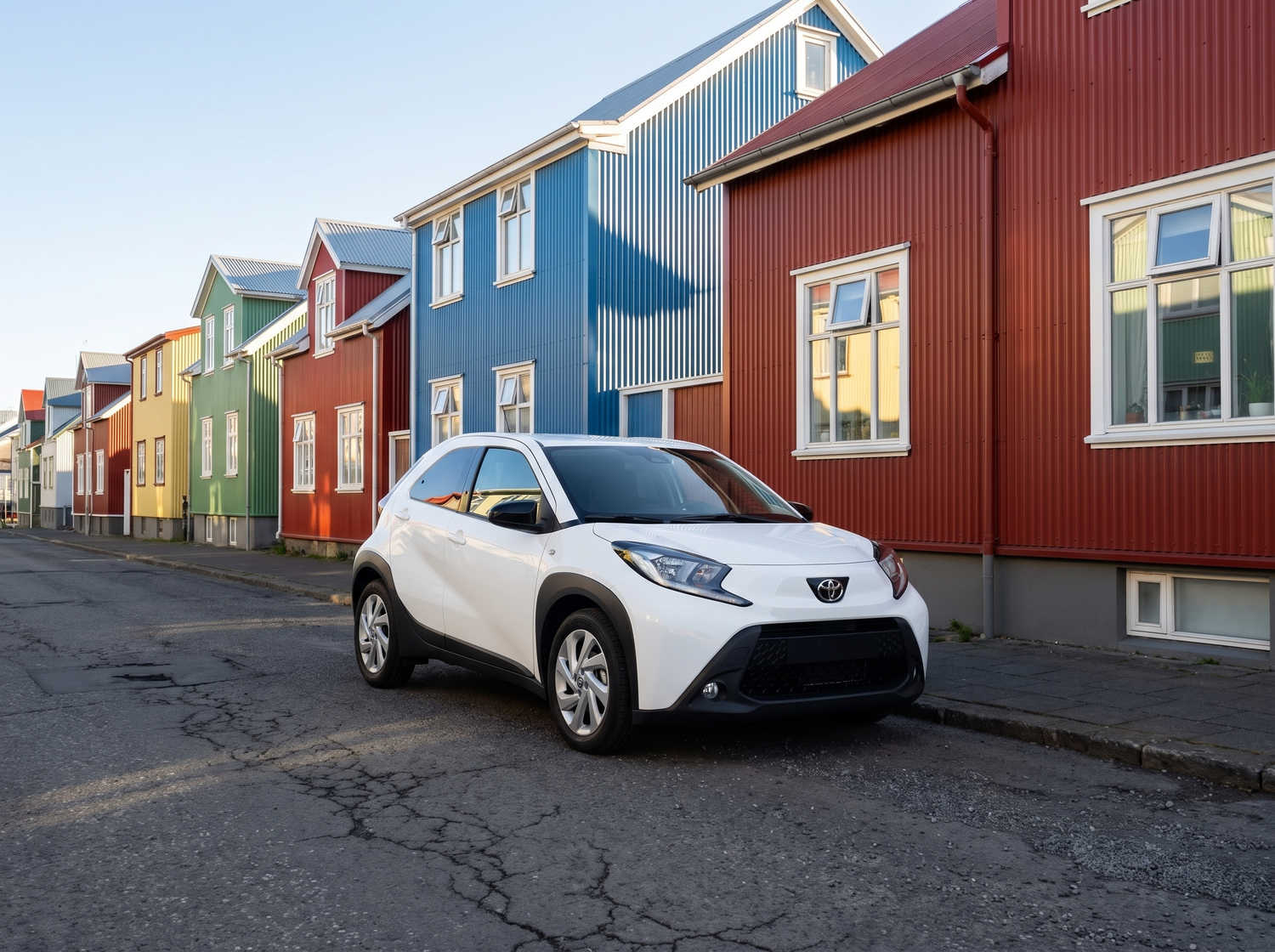 Toyota Aygo compacto en gris metálico con transmisión manual, perfecto para 4 pasajeros, ideal para conducir en ciudad en Islandia.