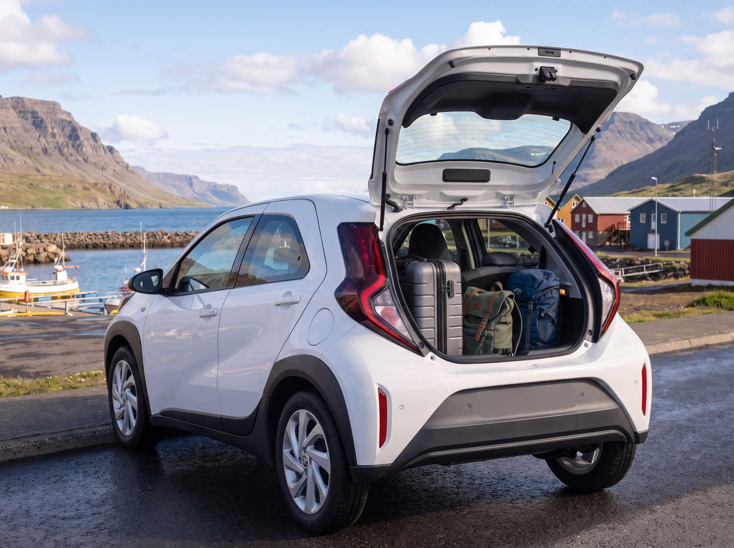 Toyota Aygo compacto en gris metálico con transmisión manual, perfecto para 4 pasajeros, ideal para conducir en ciudad en Islandia.