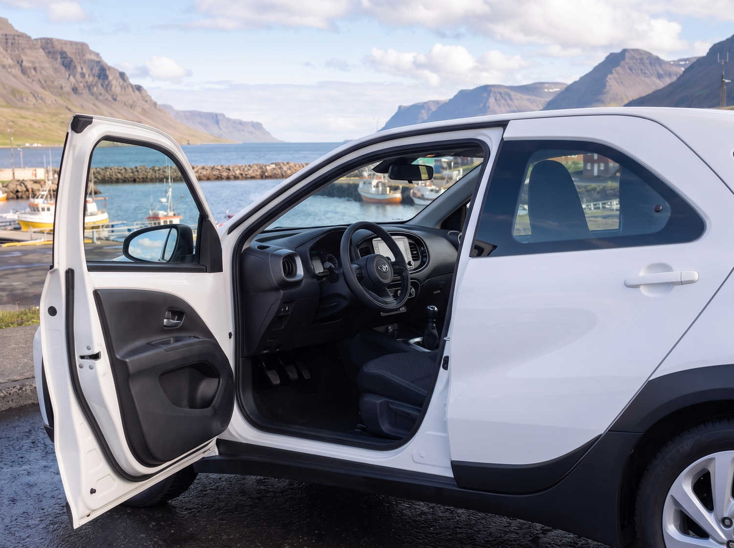 Toyota Aygo compacto en gris metálico con transmisión manual, perfecto para 4 pasajeros, ideal para conducir en ciudad en Islandia.