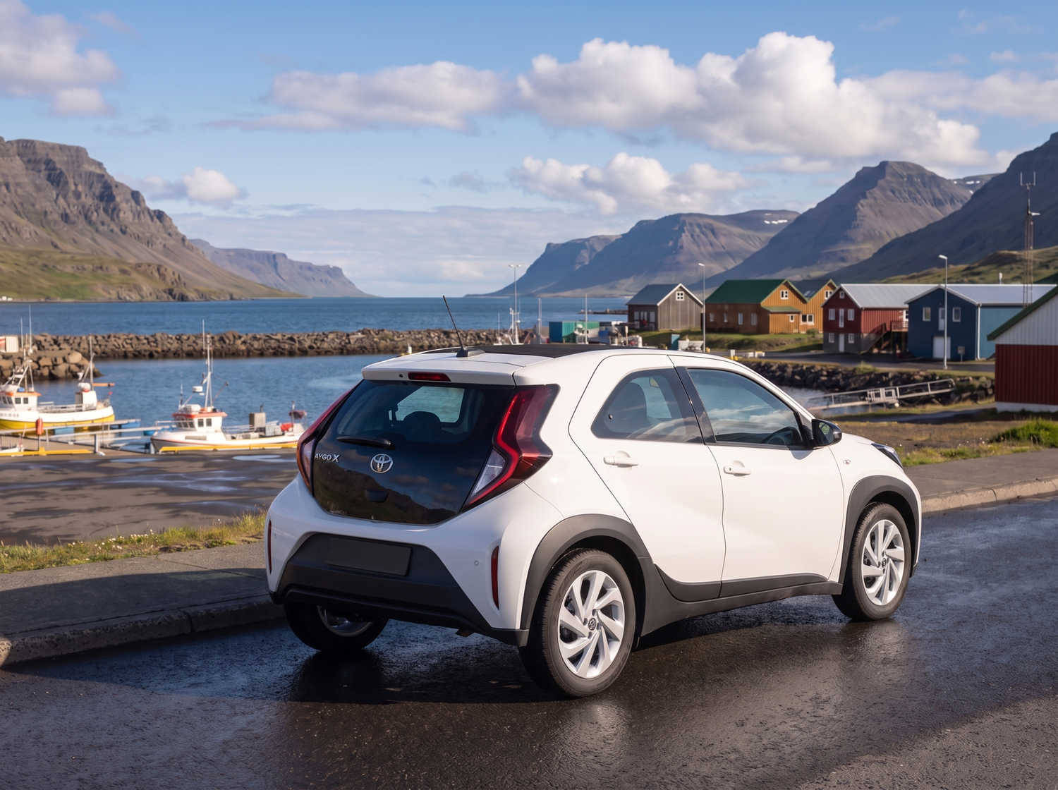 Toyota Aygo compacto en gris metálico con transmisión manual, perfecto para 4 pasajeros, ideal para conducir en ciudad en Islandia.